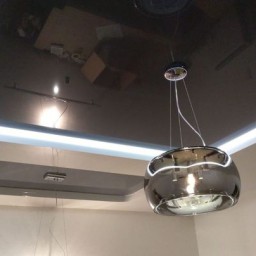 Натяжной потолок с мягкой подсветкой и аккуратной геометрией